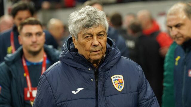 Rumunský šéf (80) je v nemocnici po tom, čo skolaboval ISTANBUL, TURKIYE - 26. marca: Hlavný tréner Mircea Lucescu z Rumunska sleduje semifinálový zápas play-off európskej kvalifikácie na majstrovstvá sveta 2026 medzi Turkiye a Rumunskom na štadióne Tupras v Istanbule v Turkiye 26. marca 2026. (Foto: Serhat Cagdas/A)