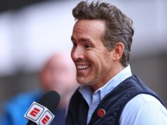 Ryan Reynolds na Sky Sports: Ako počúvať alternatívny komentár Wrexham vs Swansea Ryan Reynolds a Rob McElhenney