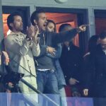 Ryan Reynolds oslavuje so svojou manželkou Blake Lively a Robom McElhenneym po tom, čo sa Wrexham ujal vedenia proti Chelsea v FA Cupe