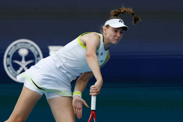 Rybakina bojuje za Pegulu, aby sa dostala do semifinále Miami
