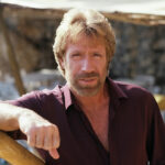 Čínsky americký bojový umelec, herec, režisér a scenárista Bruce Lee (vľavo) a americký bojový umelec Chuck Norris na scéne ich filmu Meng Long Guo Jiang (Cesta draka). (Foto od Concord Productions Inc./Golden Harvest Company/Sunset Boulevard/Corbis cez Getty Images)