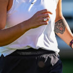 Zásnubný prsteň Aryny Sabalenkovej je vidieť, keď hrá futbal na trávniku počas turnaja BNP Paribas Open v Indian Wells v Kalifornii, v stredu 4. marca 2026. Sabalenka a jej snúbenec Georgios Frangulis sa večer predtým zasnúbili.