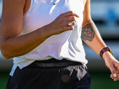 S nasadeným zásnubným prsteňom sa Sabalenka prebojovala k prvému víťazstvu v Indian Wells Zásnubný prsteň Aryny Sabalenkovej je vidieť, keď hrá futbal na trávniku počas turnaja BNP Paribas Open v Indian Wells v Kalifornii, v stredu 4. marca 2026. Sabalenka a jej snúbenec Georgios Frangulis sa večer predtým zasnúbili.