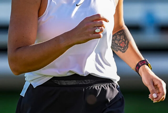 Zásnubný prsteň Aryny Sabalenkovej je vidieť, keď hrá futbal na trávniku počas turnaja BNP Paribas Open v Indian Wells v Kalifornii, v stredu 4. marca 2026. Sabalenka a jej snúbenec Georgios Frangulis sa večer predtým zasnúbili.