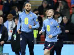 S názvom: OSEM anglických hráčov prepustených z tábora Thomasa Tuchela – vrátane troch hviezd Arsenalu so zraneniami – ako šéf Three Lions vrhá pohľad na tím na obrovskom konkurze na majstrovstvá sveta vs Japonsko Dominic Calvert-Lewin (vľavo) a Adam Wharton (vpravo) patria medzi anglických hráčov, ktorí opúšťajú kemp po prvom týždni