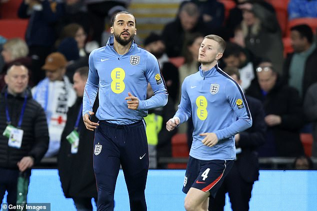 S názvom: OSEM anglických hráčov prepustených z tábora Thomasa Tuchela Dominic Calvert-Lewin (vľavo) a Adam Wharton (vpravo) patria medzi anglických hráčov, ktorí opúšťajú kemp po prvom týždni