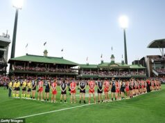 Scény, pri ktorých sa vám zhúli vlasy, sa stretávajú pri spomienke na obete streľby na Bondiho pred otvorením sezóny AFL Komunita AFL sa zišla, aby si pripomenula tých, ktorí tragicky prišli o život pri útoku na Bondi Beach