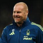 Sean Dyche, hlavný tréner Nottingham Forest, gestikuluje na rozhodcu počas zápasu Premier League medzi Nottingham Forest a Tottenham Hotspur na City Ground v anglickom Nottinghame 14. decembra 2025. (Foto: Jon Hobley/MI News/NurPhoto cez Getty Images)