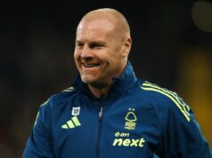 Sean Dyche sa ukáže ako šokujúci kandidát na budúceho šéfa Tottenhamu, ak Spurs vyhodia Igora Tudora Sean Dyche, hlavný tréner Nottingham Forest, gestikuluje na rozhodcu počas zápasu Premier League medzi Nottingham Forest a Tottenham Hotspur na City Ground v anglickom Nottinghame 14. decembra 2025. (Foto: Jon Hobley/MI News/NurPhoto cez Getty Images)