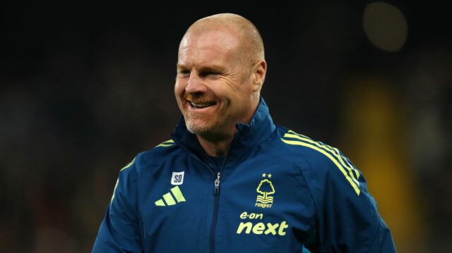 Sean Dyche, hlavný tréner Nottingham Forest, gestikuluje na rozhodcu počas zápasu Premier League medzi Nottingham Forest a Tottenham Hotspur na City Ground v anglickom Nottinghame 14. decembra 2025. (Foto: Jon Hobley/MI News/NurPhoto cez Getty Images)