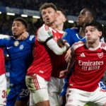Hráči Arsenalu a Chelsea súperia o loptu po rohu