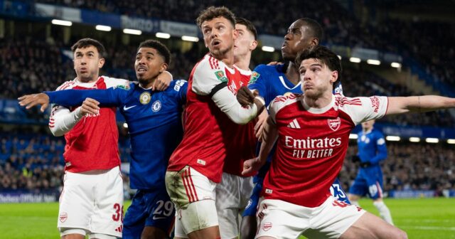 Sedem odborníkov predpovedá Arsenal vs Chelsea s usvedčujúcim hodnotením Hráči Arsenalu a Chelsea súperia o loptu po rohu