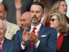 Šéf Arsenalu Josh Kroenke cestuje na finále Carabao Cupu, keď sa objaví plán prestupu Šéf Arsenalu Josh Kroenke cestuje na finále Carabao Cupu, keď sa objaví plán prestupu