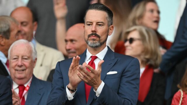 Šéf Arsenalu Josh Kroenke cestuje na finále Carabao Cupu, keď Šéf Arsenalu Josh Kroenke cestuje na finále Carabao Cupu, keď sa objaví plán prestupu