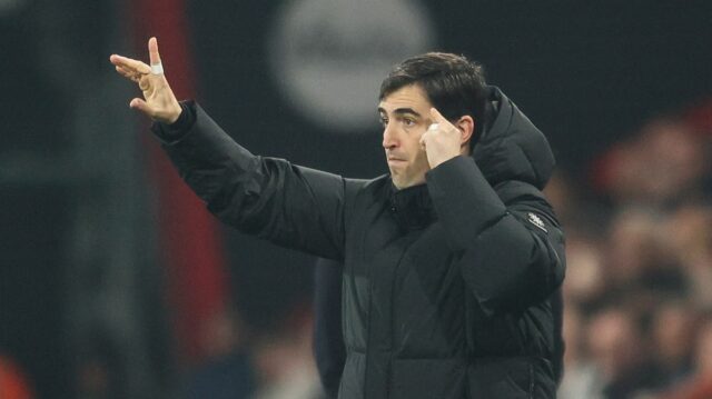 Šéf Bournemouthu ostro nesúhlasí s Michaelom Carrickom o kontroverzii Man Andoni Iraola