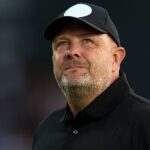 Lewis Shipley z Barrowa a Niall Canavan z Barrowa oslavujú, zatiaľ čo George Evans z Bromley vyzerá skľúčene.