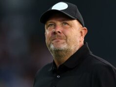 Šéf Bromley dúfa, že porážka Barrowa bude „jednorazová“ Lewis Shipley z Barrowa a Niall Canavan z Barrowa oslavujú, zatiaľ čo George Evans z Bromley vyzerá skľúčene.