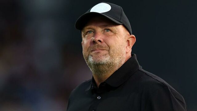 Šéf Bromley dúfa, že porážka Barrowa bude „jednorazová“ Lewis Shipley z Barrowa a Niall Canavan z Barrowa oslavujú, zatiaľ čo George Evans z Bromley vyzerá skľúčene.