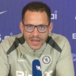 LONDÝN, ANGLICKO - 1. marca: Jurrien Timber z Arsenalu strelil druhý gól svojho tímu za Robertom Sanchezom z Chelsea počas zápasu Premier League medzi Arsenalom a Chelsea na Emirates Stadium 1. marca 2026 v Londýne v Anglicku. (Foto: Stuart MacFarlane/Arsenal FC cez Getty Images)