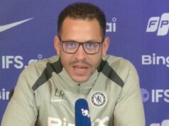 Šéf Chelsea Liam Rosenior požaduje zmenu pravidiel, z ktorej budú profitovať „určité tímy“. LONDÝN, ANGLICKO - 1. marca: Jurrien Timber z Arsenalu strelil druhý gól svojho tímu za Robertom Sanchezom z Chelsea počas zápasu Premier League medzi Arsenalom a Chelsea na Emirates Stadium 1. marca 2026 v Londýne v Anglicku. (Foto: Stuart MacFarlane/Arsenal FC cez Getty Images)