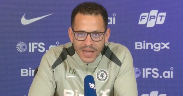 LONDÝN, ANGLICKO - 1. marca: Jurrien Timber z Arsenalu strelil druhý gól svojho tímu za Robertom Sanchezom z Chelsea počas zápasu Premier League medzi Arsenalom a Chelsea na Emirates Stadium 1. marca 2026 v Londýne v Anglicku. (Foto: Stuart MacFarlane/Arsenal FC cez Getty Images)