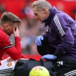 Obranca Manchestru United Luke Shaw podstupuje lekárske ošetrenie