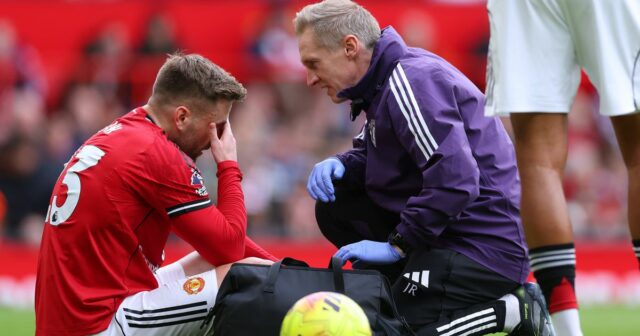 Obranca Manchestru United Luke Shaw podstupuje lekárske ošetrenie