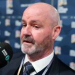 GLASGOW, Škótsko – 18. NOVEMBRA: Steve Clarke, hlavný tréner/manažér Škótska oslavuje na plný úväzok Scottovi McTominayovi zo Škótska po kvalifikácii na Majstrovstvá sveta vo futbale USA 2026 počas kvalifikačného zápasu na Majstrovstvá sveta vo futbale 2026 medzi Škótskom a Dánskom v Hampden Park 1. novembra v Scotland, Glasotland, Scotland. (Foto: Robbie Jay Barratt - AMA/Getty Images)