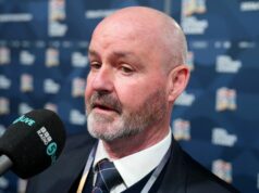 Šéf Škótska znepokojuje svoju budúcnosť pred majstrovstvami sveta – „Musia sa rozhodnúť“ GLASGOW, Škótsko – 18. NOVEMBRA: Steve Clarke, hlavný tréner/manažér Škótska oslavuje na plný úväzok Scottovi McTominayovi zo Škótska po kvalifikácii na Majstrovstvá sveta vo futbale USA 2026 počas kvalifikačného zápasu na Majstrovstvá sveta vo futbale 2026 medzi Škótskom a Dánskom v Hampden Park 1. novembra v Scotland, Glasotland, Scotland. (Foto: Robbie Jay Barratt - AMA/Getty Images)