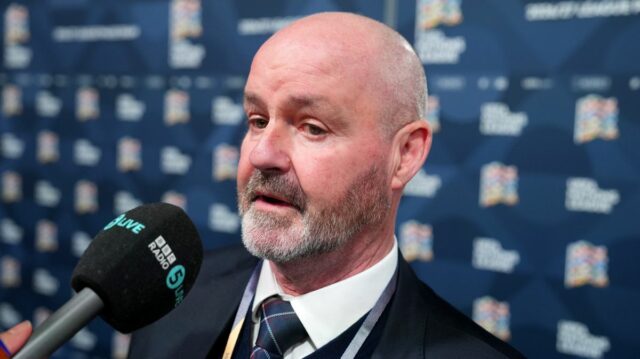 GLASGOW, Škótsko – 18. NOVEMBRA: Steve Clarke, hlavný tréner/manažér Škótska oslavuje na plný úväzok Scottovi McTominayovi zo Škótska po kvalifikácii na Majstrovstvá sveta vo futbale USA 2026 počas kvalifikačného zápasu na Majstrovstvá sveta vo futbale 2026 medzi Škótskom a Dánskom v Hampden Park 1. novembra v Scotland, Glasotland, Scotland. (Foto: Robbie Jay Barratt - AMA/Getty Images)