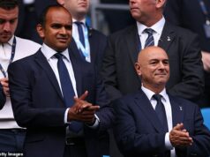 Šéf Tottenhamu ukazuje prstom na bývalého predsedu Daniela Levyho za problémy klubu – keďže obnova permanentiek sa oneskoruje kvôli hrozbe vypadnutia z Premier League Výkonný riaditeľ Tottenhamu Vinai Venkatesham vydal odsúdeniahodné hodnotenie fungovania klubu Daniela Levyho po tom, čo načrtol problémy, o ktorých si myslí, že ich zdedil.