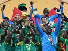 Šéf afrického futbalu rezignoval po obvineniach z korupcie v súvislosti so senegalskou kontroverziou AFCON Rabat, Maroko – 18. januára: Tréner Senegalu Pape Thiaw povedal tímu, aby opustil ihrisko po rozhodnutí o penalte počas finálového zápasu Afrického pohára národov medzi Senegalom a Marokom na štadióne princa Moulaya Abdellaha 18. januára 2026 v marockom Rabate. (Foto od Torbjorn Tande/DeFodi Images/DeFodi cez Getty Images)