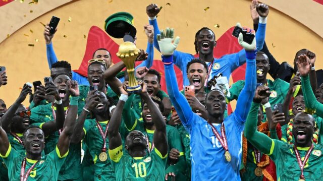 Šéf afrického futbalu rezignoval po obvineniach z korupcie v súvislosti Rabat, Maroko – 18. januára: Tréner Senegalu Pape Thiaw povedal tímu, aby opustil ihrisko po rozhodnutí o penalte počas finálového zápasu Afrického pohára národov medzi Senegalom a Marokom na štadióne princa Moulaya Abdellaha 18. januára 2026 v marockom Rabate. (Foto od Torbjorn Tande/DeFodi Images/DeFodi cez Getty Images)