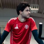 Senne Lammens pózuje so svojou cenou POTM