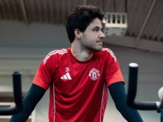 Semme Lammens hovorí o tréningovom správaní, „ban“ pre tím Man Utd, chváli Sir Alex Ferguson Senne Lammens pózuje so svojou cenou POTM