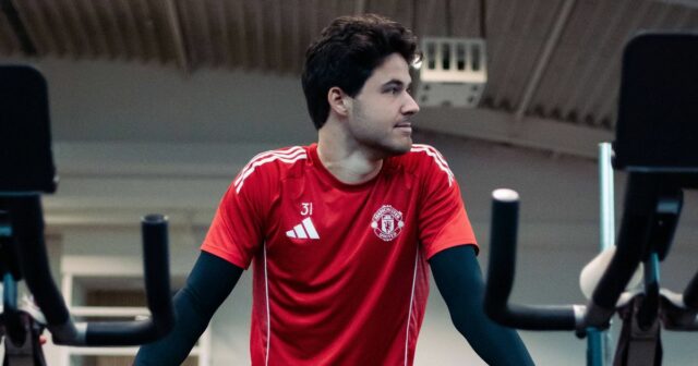 Senne Lammens pózuje so svojou cenou POTM