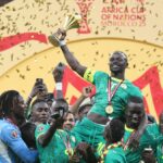 Senegalskí hráči zdvihnú trofej po víťazstve vo finálovom zápase 35. ročníka Afrického pohára národov (AFCON 2025) proti Maroku