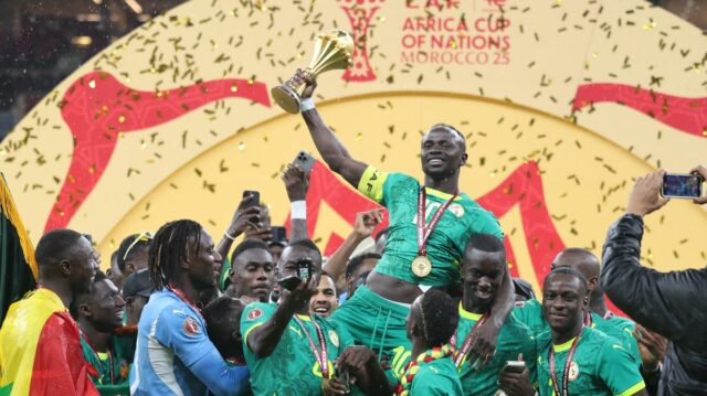 Senegalskí hráči zdvihnú trofej po víťazstve vo finálovom zápase 35. ročníka Afrického pohára národov (AFCON 2025) proti Maroku 