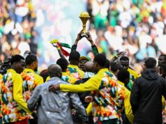 Senegal predvedie trofej AFCON, keď hviezdy vzdorujú kontroverznému rozhodnutiu zbaviť sa titulu Senegal predvádzal trofej