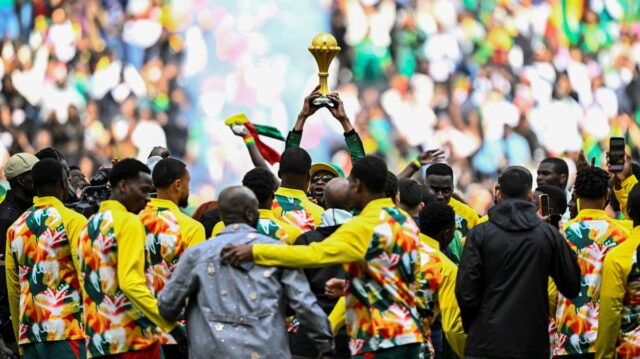 Senegal predvedie trofej AFCON, keď hviezdy vzdorujú kontroverznému rozhodnutiu zbaviť Senegal predvádzal trofej
