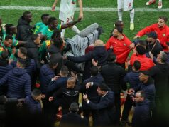 Senegalu odobral titul AFCON a jeho rival z Maroka namiesto toho odovzdal trofej – 58 DNÍ po napínavom súboji, v ktorom odišli na protest proti neskorému trestu Hráči Senegalu a Maroka sa po udelení penalt zrazili predtým, ako Senegal odišiel