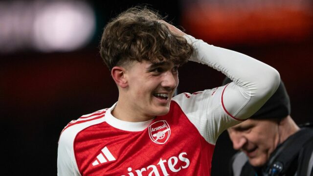 Senzácia Arsenalu Max Dowman by mohol nahradiť Phila Fodena pri Max Dowman oslavuje strelenie druhého gólu Arsenalu počas zápasu Premier League medzi Arsenalom a Evertonom na Emirates Stadium 14. marca 2026 v Londýne v Spojenom kráľovstve.