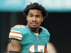 Senzačný obchod NFL, keď Miami Dolphins posielajú hviezdneho prijímača Jaylena Waddlea do Denver Broncos Denver Broncos vymenili tri výbery do Miami Dolphins za Jaylena Waddlea