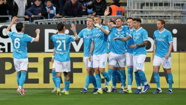 Serie A: McTominayov skorý zásah poslal Neapol na druhé miesto s víťazstvom v Cagliari
