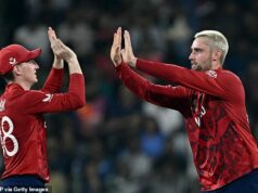 Šestnásť víťazstiev v 18 zápasoch – ako Anglicko našlo tajomstvo úspechu T20: ‚éra Harryho Brooka‘, magický dotyk Jofra Archerovej powerplay a ako sa vylepšila úprava Brendana McCulluma Anglicko bolo odmenené za konzistentnosť výberu pod vedením kapitána Harryho Brooka (vľavo), vďaka čomu Will Jacks prerástol do svojej úlohy v tíme T20.