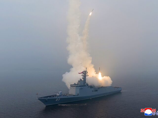 Severokórejský Kim dohliada na testy riadených striel z nového námorného torpédoborca ​​| Správy Kim Čong-una
