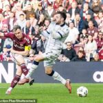 Lawrence Shankland má strelu na bránu počas sobotňajšej výhry 1:0 nad Dundee