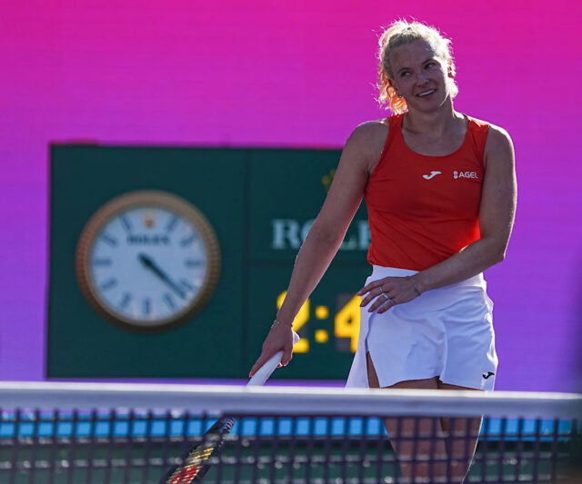Katerina Siniaková sa usmieva po tom, čo zdolala Mirru Andreevovú v 3. kole dvojhry žien na turnaji BNP Paribas Open v Indian Wells v Kalifornii 9. marca 2026.