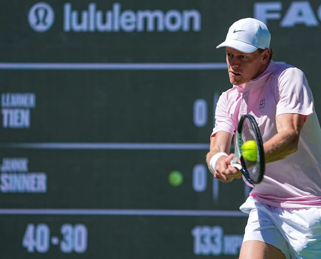 Sinner chváli Tiena potom, čo ho vybehol z kurtu na Jannik Sinner zasiahol Learner Tien počas ich štvrťfinálového zápasu na turnaji BNP Paribas Open v Indian Wells, Kalifornia, štvrtok 12. marca 2026.