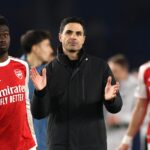 Bukayo Saka z Arsenalu a Mikel Arteta, manažér Arsenalu, reagujú po zápase Premier League medzi Brighton & Hove Albion a Arsenalom na Amex Stadium 4. marca 2026 v Brightone v Anglicku.